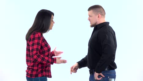 pareja discutiendo