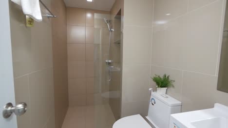 pequeño cuarto de baño blanco en un apartamento-habitación de hotel