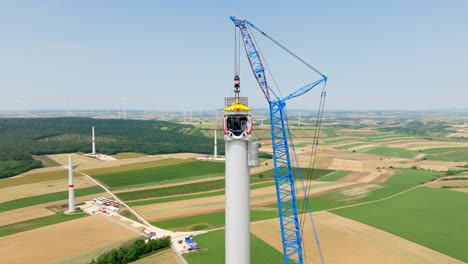 Volando-De-Cerca-En-La-Cabeza-De-La-Turbina-Eólica-En-Construcción