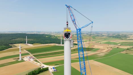 volando cerca de la cabeza de la turbina eólica en construcción