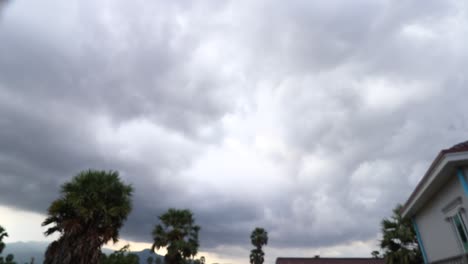 Lapso-De-Tiempo-Del-Cielo-Cambiando-De-Clima-Lluvioso-A-Soleado