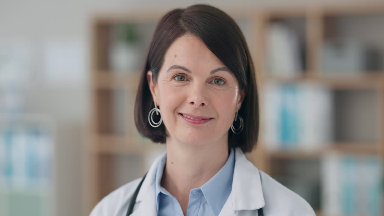 Mulher, cirurgiã e rosto de médica no consultório