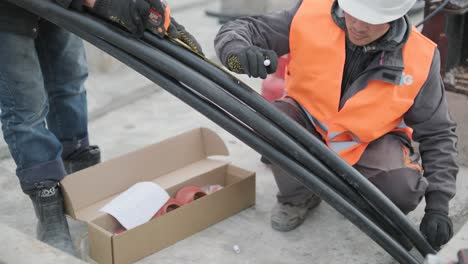 proceso de instalación de cables eléctricos en una subestación de transformadores