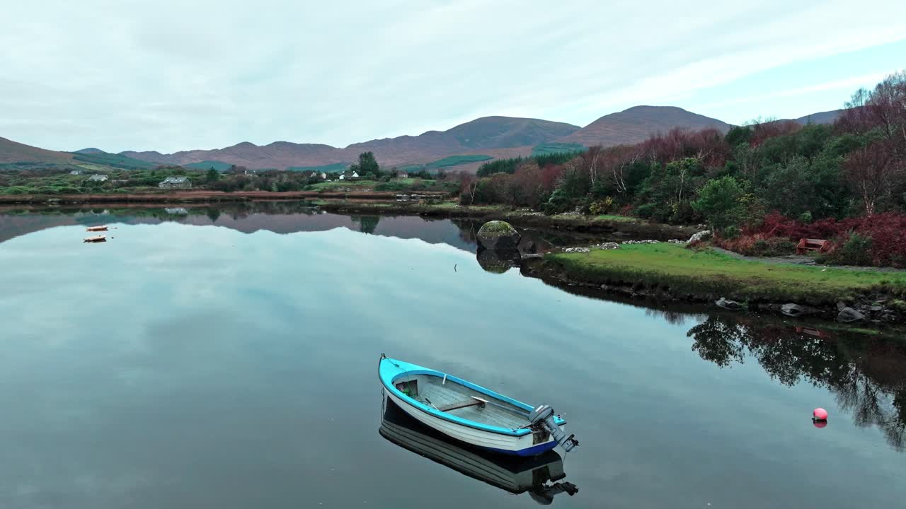 sneem anillo de kerry salvaje camino atlántico barco en aguas tranquilas con vistas a las montañas de otoño