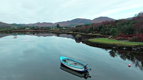 Sneem-Ring-Of-Kerry-Wild-Atlantic-Way-Boot-Auf-Stillen-Gewässern-Mit-Blick-Auf-Die-Herbstlichen-Berge