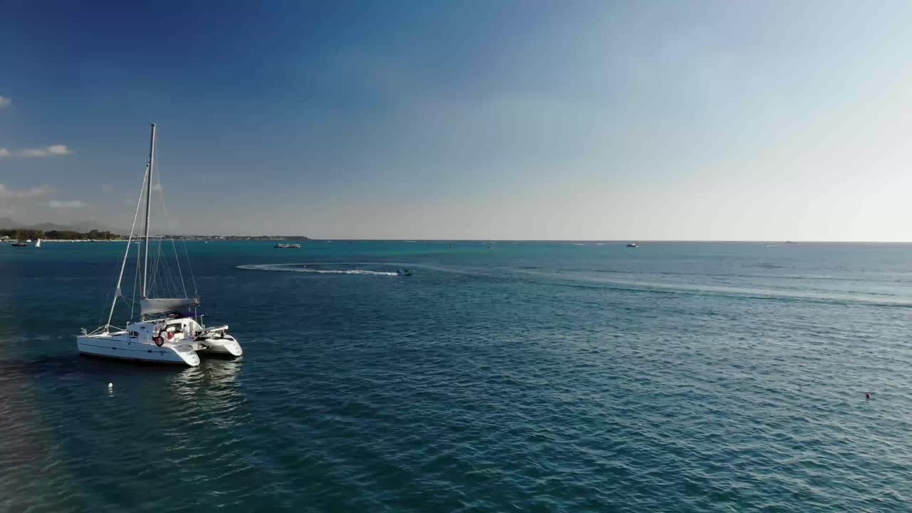 actividades de deportes acuáticos en la playa de mauricio