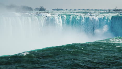 winter at niagara falls frozen with ice and snow 15