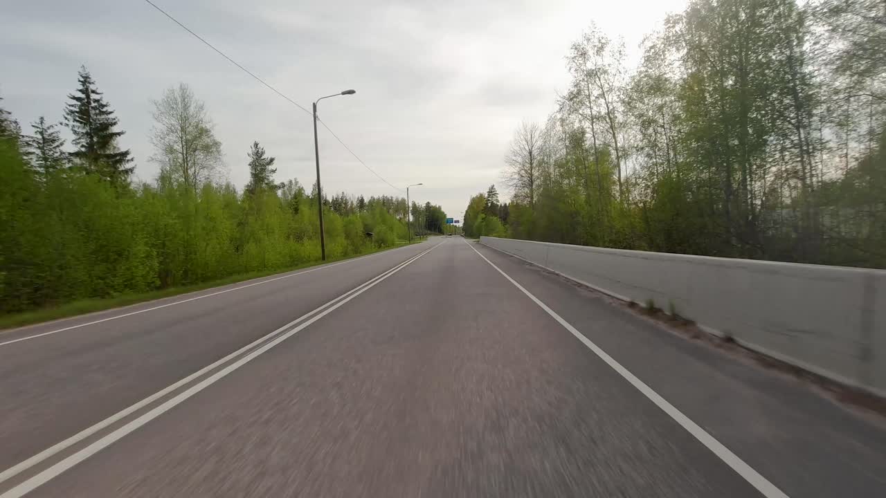 когда машина грациозно движется по дороге, открывается живописная картина