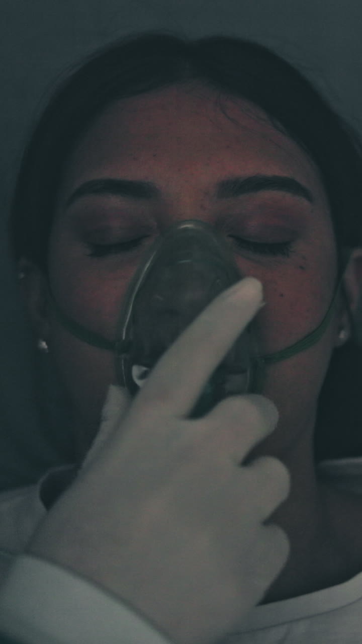 Primo piano di paziente con maschera a ossigeno in ospedale