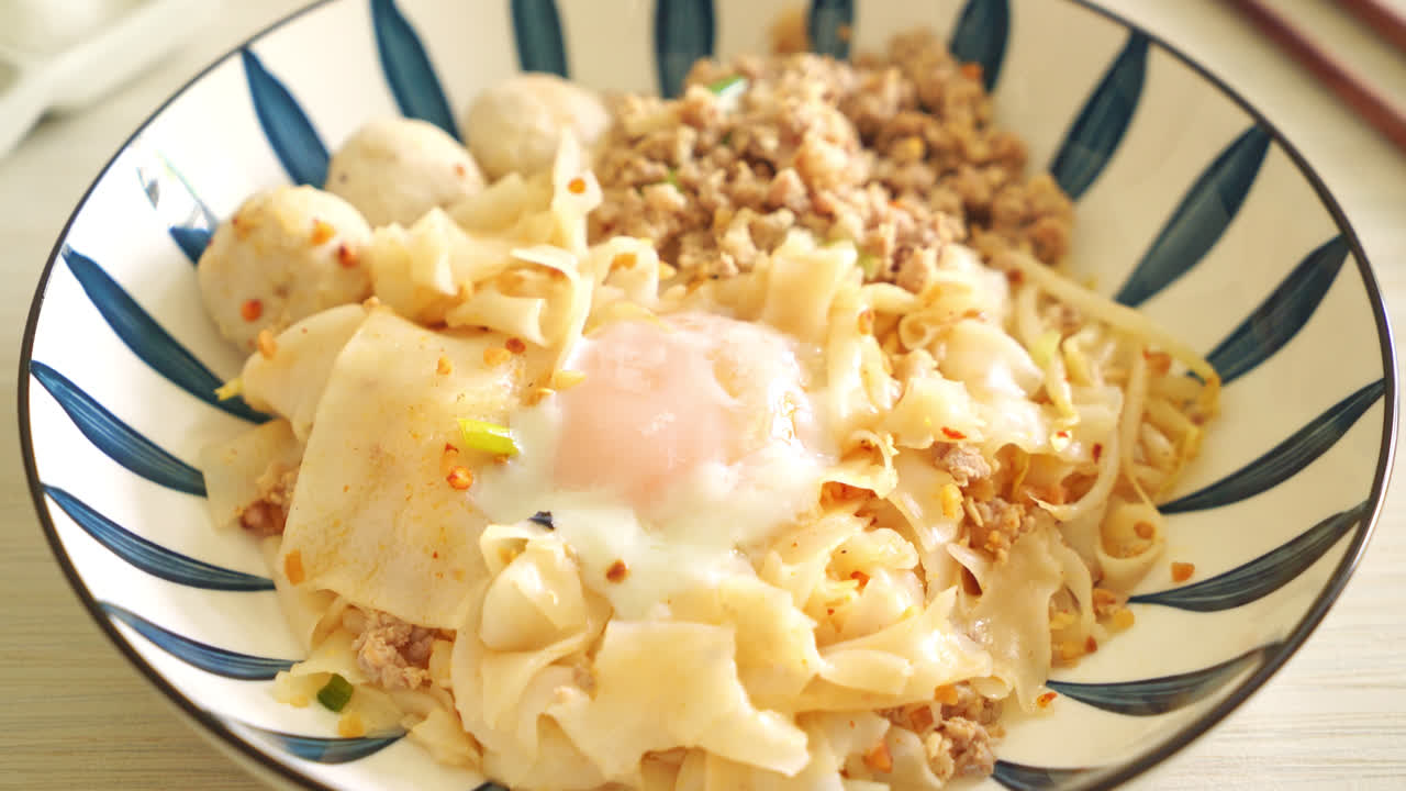 다진 돼지 고기, 미트볼, 계란을 곁들인 말린 매운 국수