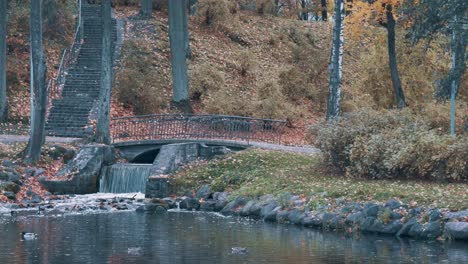 Parque-De-La-Ciudad-Arkadijas-Con-Puente-Y-Cascada-En-Riga,-Letonia,-Distrito-Agenskalsns