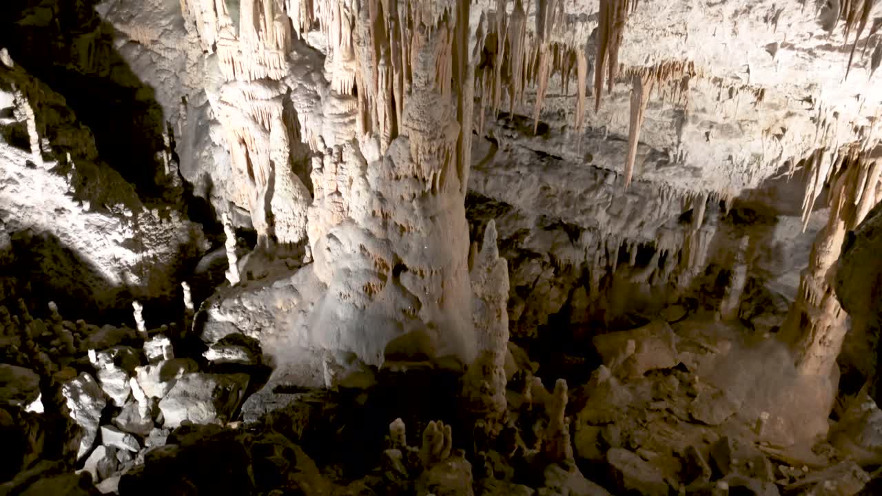 panorámica interior de las cuevas de postojna sobre estalagmitas estalactitas