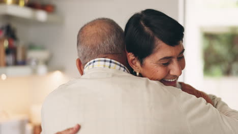 Pareja-Mayor,-Abrazo-Y-Amor-En-La-Cocina-Con-Una-Mujer