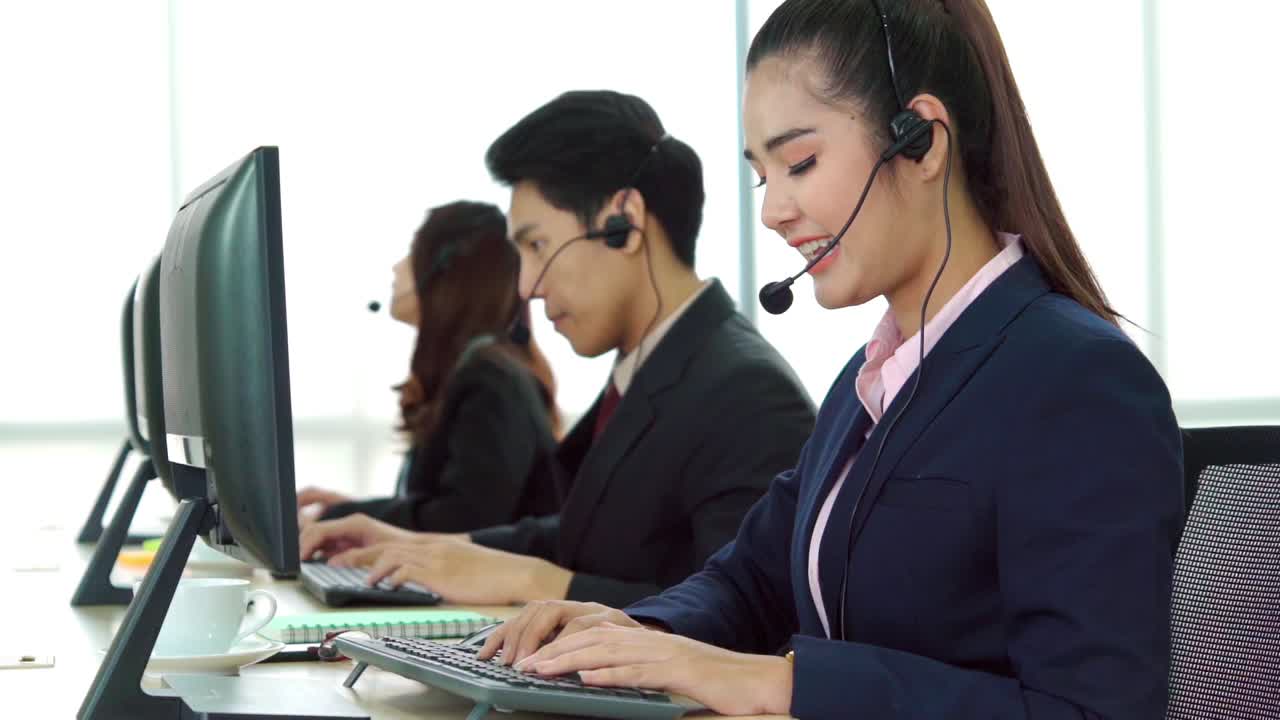 personas de negocios que usan auriculares trabajando en la oficina
