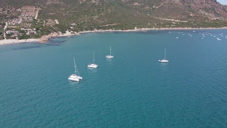 Vista-Aérea-Hacia-Atrás-Del-Mar-Tropical-Con-Barcos