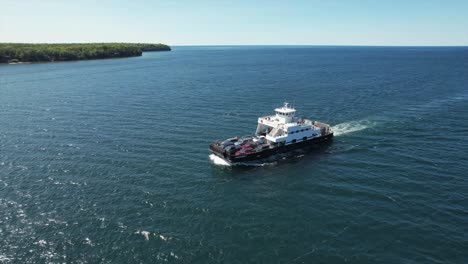 El-Transbordador-De-Automóviles-De-La-Isla-De-Washington-Cruza-El-Estrecho-De-Porte-Des-Morts-Entre-La-Isla-Y-El-Continente-Del-Condado-De-Puerta-Ubicado-Entre-La-Bahía-De-Green-Bay-Y-El-Lago-Michigan