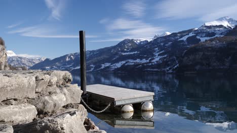 balsa en un hermoso paisaje de fiordos durante el invierno en suiza