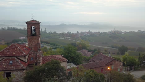 antena dando vueltas sobre la iglesia de san víctor en penango en italia en la mañana nublada