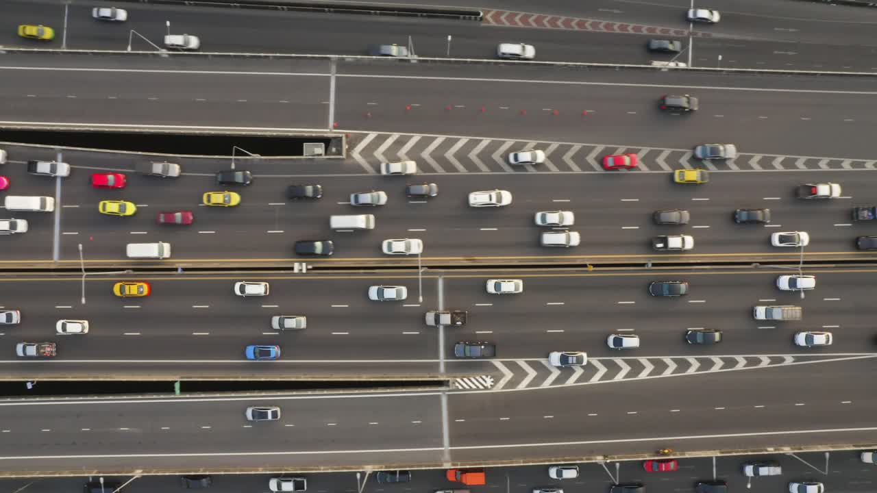 방콕 고속도로 위를 날다