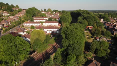 Drone-Descendiendo-Hacia-El-Ferrocarril-En-Earlswood,-Redhill