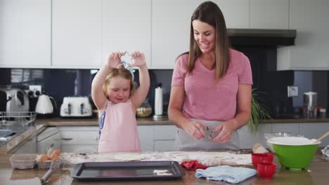 Madre-E-Hija-Caucásicas-Divirtiéndose-Cocinando-Juntas