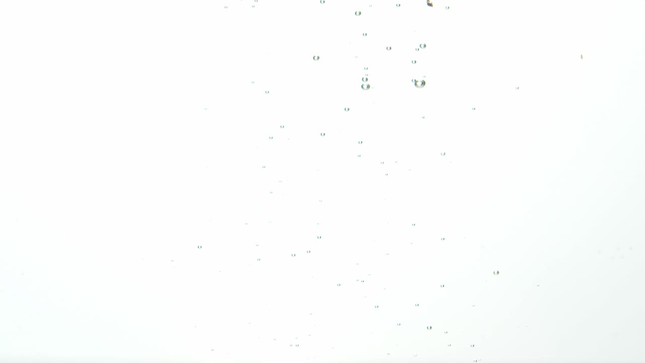 mistura fresca de uvas verdes e vermelhas caiu na água com bolhas de ar flutuantes