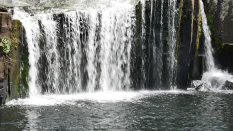 Toma-Panorámica-De-La-Cascada-Kerikeri-Salpicada-Durante-Un-Día-Soleado-En-Verano-En-Nueva-Zelanda