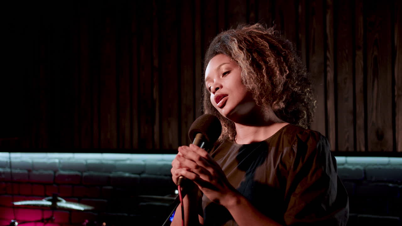 스튜디오에 있는 가수