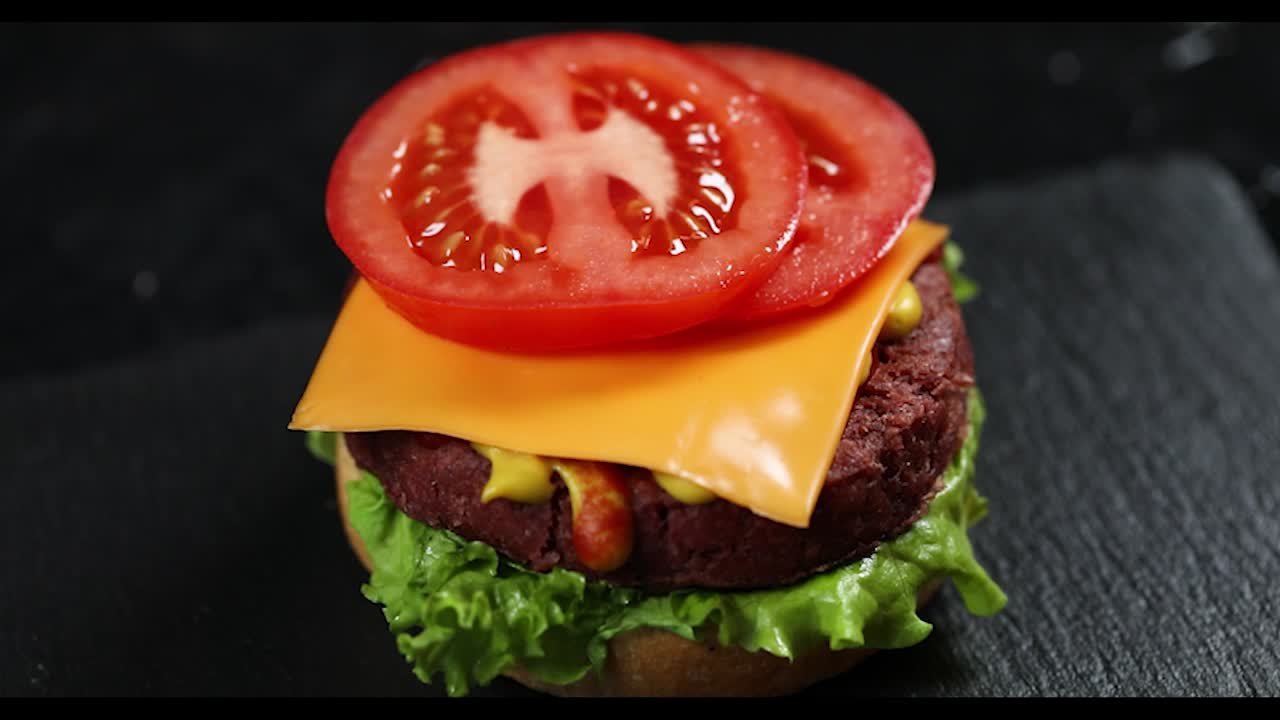 preparación de hamburguesas con queso veganas