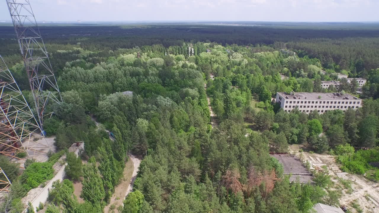Вид с воздуха на Чернобыльскую зону отчуждения, на котором видны радиолокационная станция Дуга и заброшенные здания.