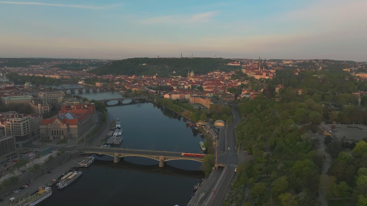 drone aéreo del castillo de praga, vista panorámica de la ciudad vieja, el río vltava y los puentes en la república checa - volando hacia adelante al amanecer