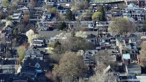 Toma-Lateral-Aérea-De-La-Zona-De-Viviendas-Americana-Con-árboles-Primaverales-En-Un-Día-Soleado