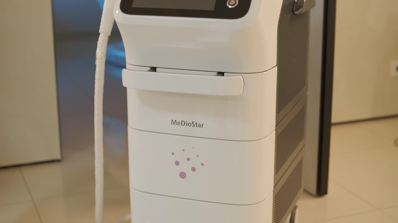 máquina moderna de depilación láser en la clínica de cosmetología