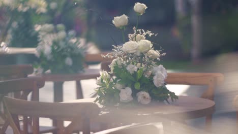 Hermosa-Decoración-De-Mesa-Con-Flores-Para-La-Recepción-De-La-Boda.