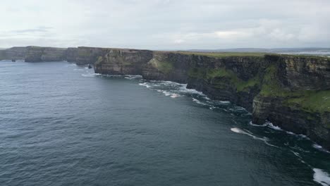 una toma en cámara lenta que revela los vastos acantilados de moher en la costa de irlanda.