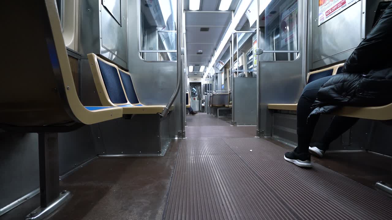 시카고의 빈 지하철 열차의 흔들리는