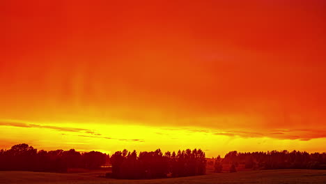Wunderschöner-Sonnenuntergang-Durch-Wolken-Am-Farbenfrohen-Himmel-Im-Zeitraffer-Am-Abend
