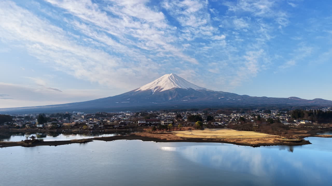 Vista aérea con dron del lago Kawaguchiko, cerca de la ciudad de Fujikawaguchiko (Japón), con el monte Fuji al fondo al atardecer
