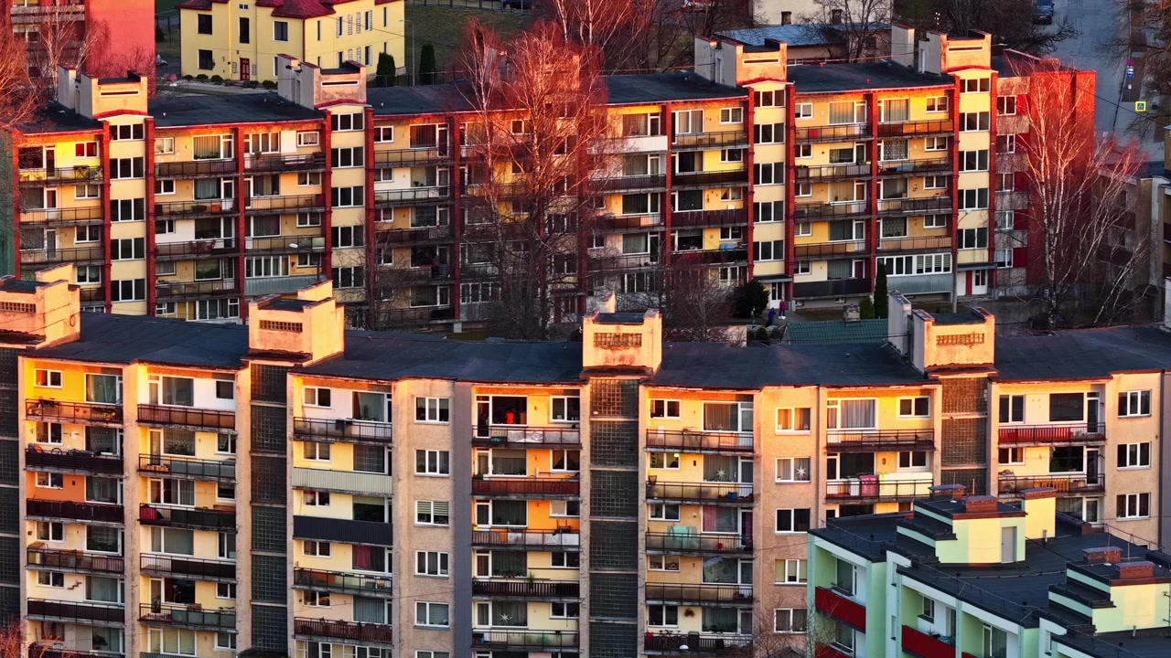Typische osteuropäische Wohnblöcke, die im warmen Licht eines wunderschönen Sonnenuntergangs leuchten.