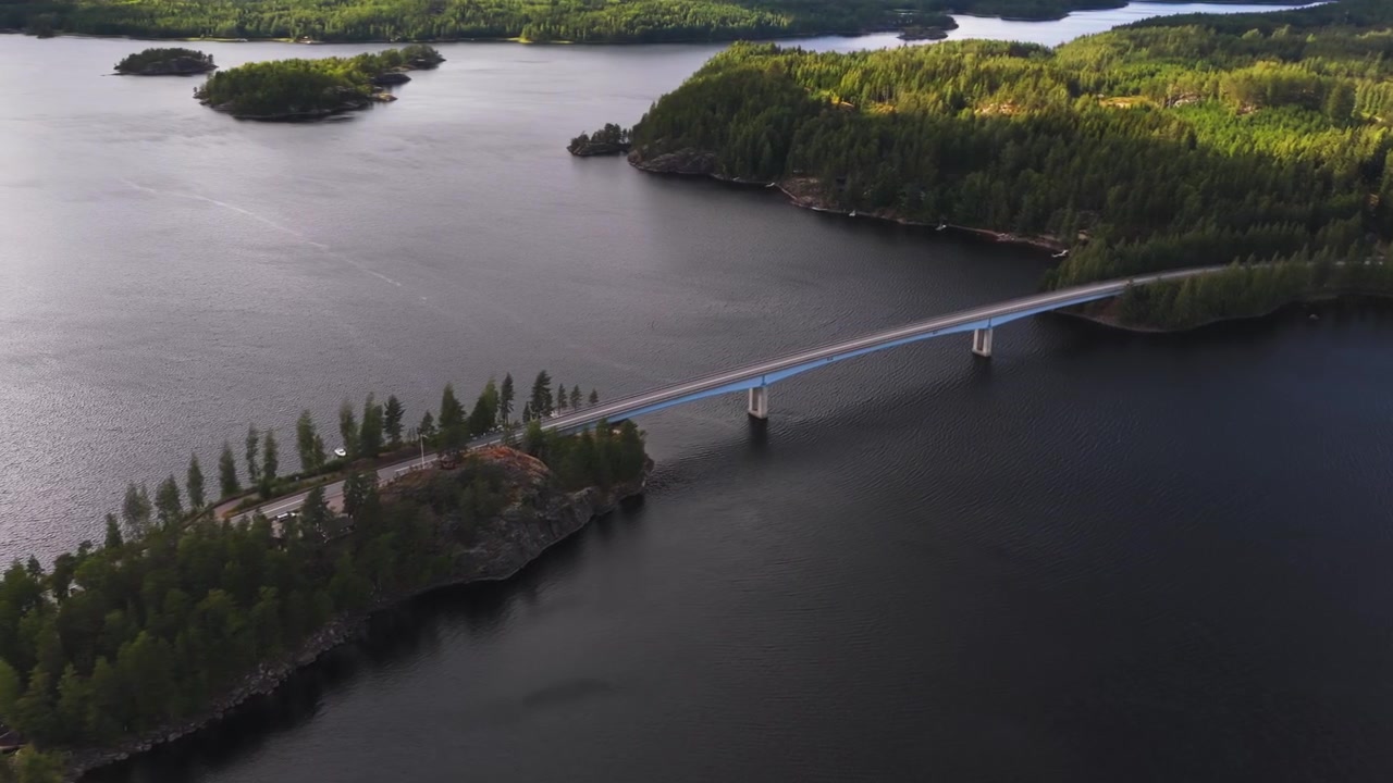 Vista aerea di un ponte sulla strada panoramica Lietvesi nel Geo Parco Saimaa.