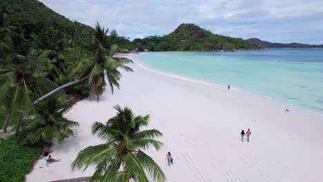 Paare,-Die-An-Einem-Strand-In-Afrika-Spazieren-Gehen