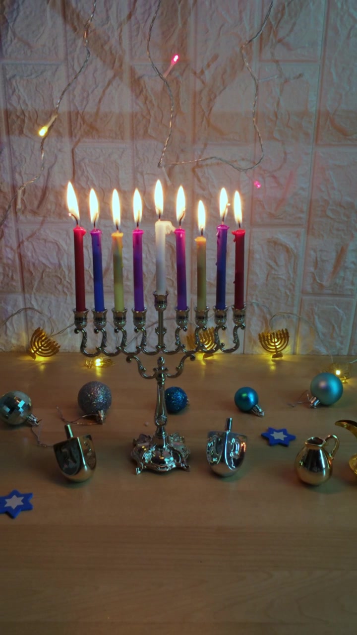 Candele della menorah di Hanukkah accese con dreidel