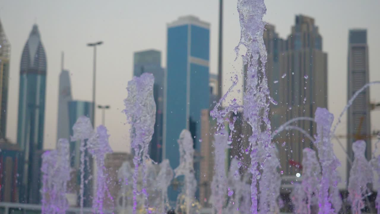 도시 에서 물 분수 쇼
