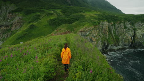mujer caminando por el sendero costero