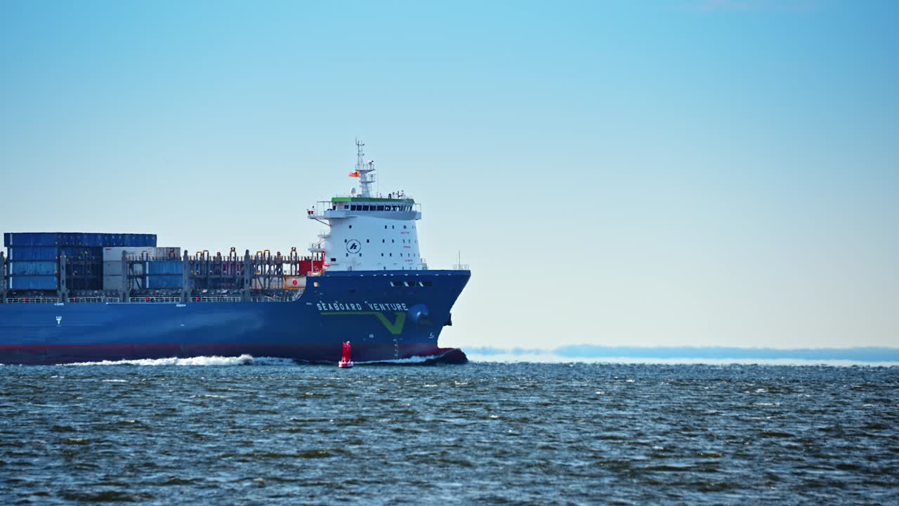 Nueva York, EE. UU., 5 de octubre de 2025: Proa de un buque portacontenedores azul en mar abierto. Primer plano de la sección delantera de un buque de carga navegando por aguas azules bajo un cielo despejado.