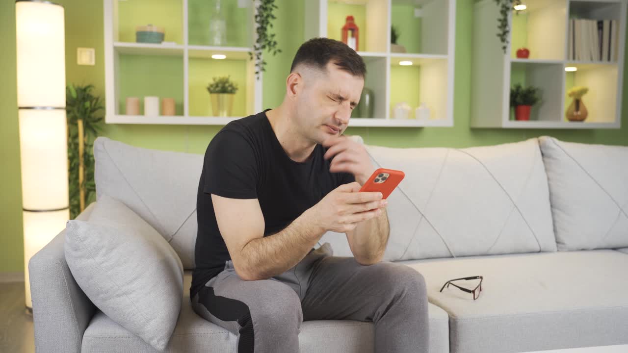 시력 장애와 시력 메스꺼움이 있는 남자는 처방전 안경을 착용합니다.