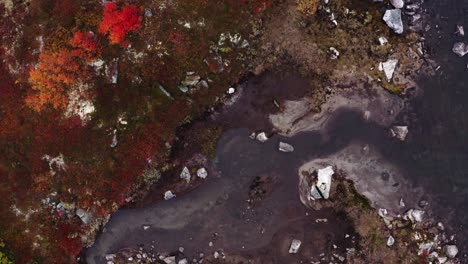 Blick-Von-Oben-Auf-Den-Felsigen-Flusslauf-Im-Herbst-In-Der-Nähe-Von-Strynefjellet-In-Norwegen