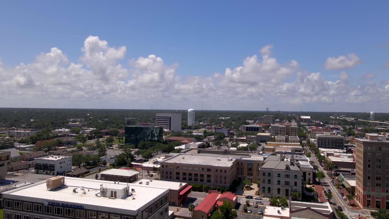 un dron disparó sobre el centro histórico de pensacola en florida en un día parcialmente nublado y soleado-3