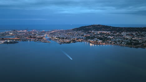 vista del avión no tripulado: sète nocturno, atractivo costero, tradiciones marítimas y vibrante