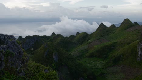 Majestuosa-Vista-Montañosa-Del-Pico-Osmeña-En-La-Isla-De-Cebú,-Hermosas-Nubes-En-El-Horizonte